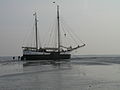 Ein trockengefallenes Plattbodenschiff bei Westerhever