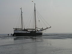 Échouage d'un bateau à fond plat.