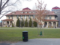 Queens College en Nueva York aún utiliza muchos de sus edificios originales de estilo español, construidos a principios del s.XX .