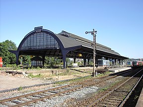 Noch ungenutzte Bahnsteige in der Bahnhofshalle