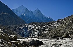 Čelo ledovce Gangotri. V pozadí se tyčí vrcholy Bhagirathi.