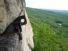 Un piton dans une paroi