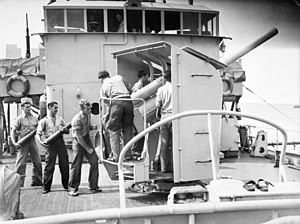 HMAS Cowra gun crew (109986).jpg