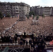 John F. Kennedy's 1963 "Ich bin ein Berliner" speech in West Berlin JFK speech Ich bin ein berliner 1.jpg