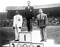Wilkes (vas.) Lontoon kesäolympialaisten 1948 palkintokorokkeella.