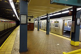 Un train passant dans la station Jamaica – 179th Street.