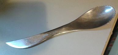 Cuillère à kiwi, composée d'une cuillère et d'un couteau.