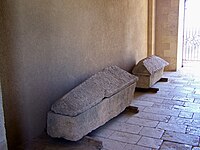 Sarcophages exposés dans le Prieuré (mai 2009).