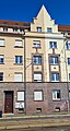 Mietshaus in geschlossener Bebauung, Teil einer einheitlich gestalteten Häuserzeile (zugehörig Nr. 146, 148, 150, 152, 156, 158 und Nordplatz 19)