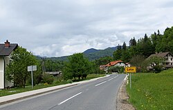 Loke v Tuhinju, ulaz u naselje