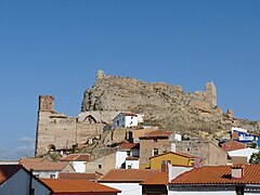 Maluenda - Iglesia de San Miguel y castillo.jpg