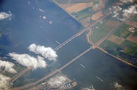 Les ponts de Moerdijk vu depuis le ciel. Le pont routier est à droite, les ponts ferroviaires, à gauche.