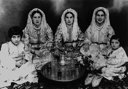 سيدات مغربيات من مدينة فاس باللباس التقليدي مطلع القرن 20 : التكشيتة المغربية والقفطان المغربي.