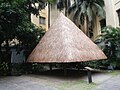 Un modello di una casa ifugao nel cortile dell'edificio.