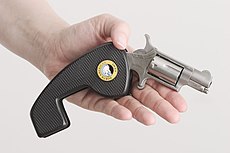 NAA mini revolver em .22 LR. pode ser dobrado sobre a empunhadura para porte no cinto com clip.