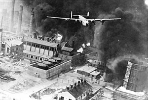 Самолёт B-24 «Liberator» под названием «Песчаный человек» во время бомбардировки нефтеперерабатывающих заводов в Кымпине, Плоешти и Брази (Румыния) во время операции «Приливная волна»