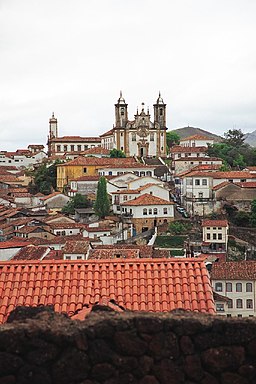 Centrala Ouro Preto, med kyrkan Igreja do Carmo.