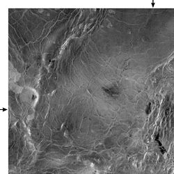 A Magellan űrszonda radarkép mozaikja a csatorna egy 600 kilométeres részletéről