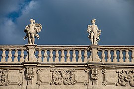 Als Balustrade gestaltete Attika mit den Statuen der Venus und des Mercurius.