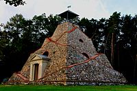 75. Platz: Nizarras Neu! mit Pyramide in Garzau, Land Brandenburg