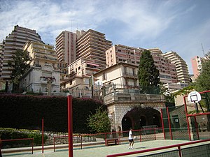 L'Escorial är höghuset näst längst till vänster i bakgrunden. Man kan också skymta Les Ligures näst längst till höger.