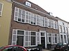 Herenhuis met schilddak, waarin dakkapellen, deuromlijsting met pilasters