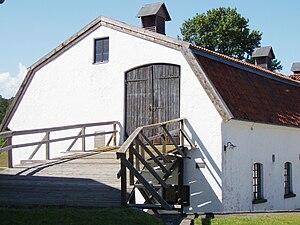 Körramp till höskullen på huvudladans södra gavel.