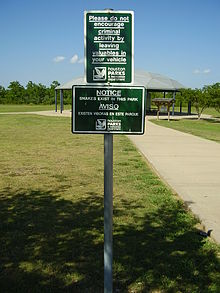 Sign at Sylvan Rodriguez Park in Houston, Texas, warning of the presence of snakes. RodriguezParkHoustonSnakes.JPG