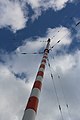 Der Rohrmast mit den sechs Pardunen