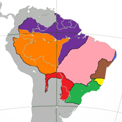 alt=Distribución de las especies del género Sapajus * Violeta: Sapajus apella * Rojo: Sapajus cay * Azul: Sapajus flavius * Rosa: Sapajus libidinosus * Naranja: Sapajus macrocephalus * Verde: Sapajus nigritus * Amarillo: Sapajus robustus * Marrón: Sapajus xanthosternos