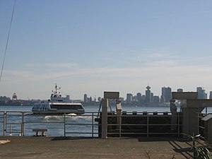 Un traversier du SeaBus partant du quai Lonsdale.