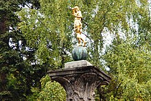 Frühlingssäule mit Allegorie des Frühlings.