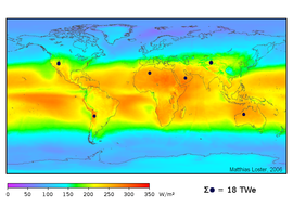 Weltweit verfügbare Sonnenenergie. Die Farben in der Karte zeigen die lokale Sonneneinstrahlung auf der Erdoberfläche gemittelt über die Jahre 1991-1993 (24 Stunden am Tag, unter Berücksichtigung der von Wettersatelliten ermittelten Wolkenabdeckung).Zur Deckung des derzeitigen Weltbedarfs an Primärenergie allein durch Solarstrom wären die durch dunkle Scheiben gekennzeichneten Flächen ausreichend (bei einem Wirkungsgrad von 8%).