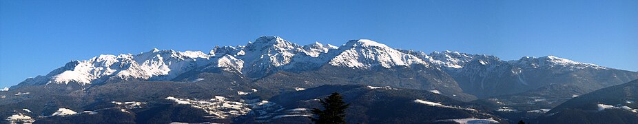 Vue panoramique de la partie sud de la chaîne de Belledonne depuis Biviers.