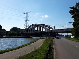 De F5 langs het Albertkanaal in Herentals bij spoorbrug 44.