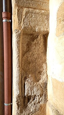 Stèle gallo-romaine encastrée dans un contrefort de l'église
