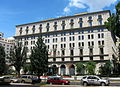 O Carlton Hotel, agora conhecido como The St. Regis, foi projetado por Mihran Mesrobian em 1926.