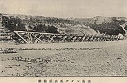 1898年被洪水冲毁的第一代凤山溪桥桁架梁[3]