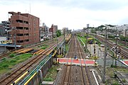 生麦駅付近に位置する東海道本線と高島線との分岐点。その先で京浜東北線が東海道本線をオーバークロスする。