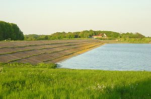 Staudamm und Teil des Stausees