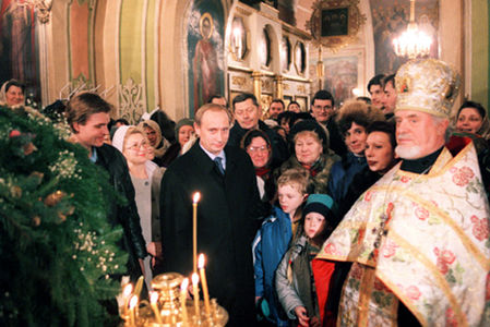 И.о. президента России В. В. Путин в храме Троицы Живоначальной на Воробьёвых горах (6 января 2000 года)