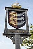 Village sign van Winchelsea. Het wapenschild verwijst naar de Cinque Ports.