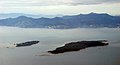 Vu aérienne sur le massif de l'Esterel et les îles de Lérins fermant la baie de Cannes