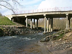 most 2 km na východ od městysu Mažonai (u vsi Kaziškė)