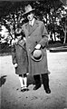 אמירה הדרה עם אביה, 1927