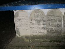 מצבת קברו של רבי מנחם מנדל מורגנשטרן (הימני בתמונה) בבית הקברות היהודי בקוצק.