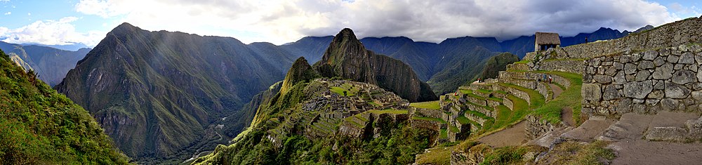 Panoramatický snímek Machu Piccha z pohledu směrem k Huayna Picchu