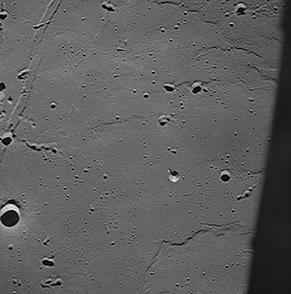 Az űrhajó éppen a holdkomp későbbi leszállási helye felett repül a Nyugalom Tengere felett