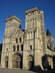 Photo d'un monument religieux comprenant deux tours.