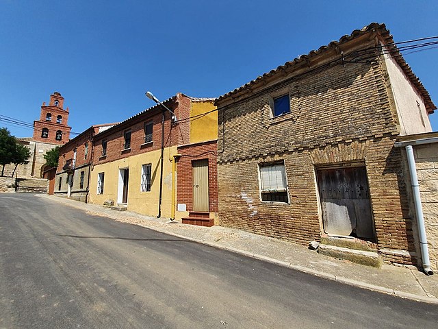 Vista de Amayuelas de Arriba y de la Iglesia de Santa Columba